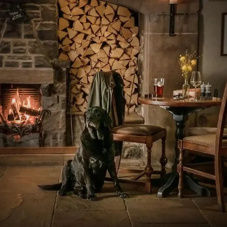 The Lister Arms - A Thwaites Of Character Малхэм