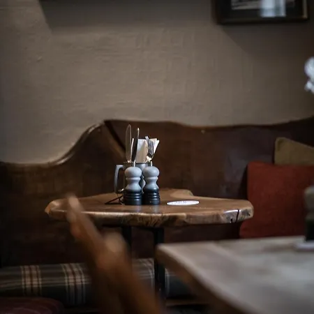 The Lister Arms - A Thwaites Of Character Малхэм